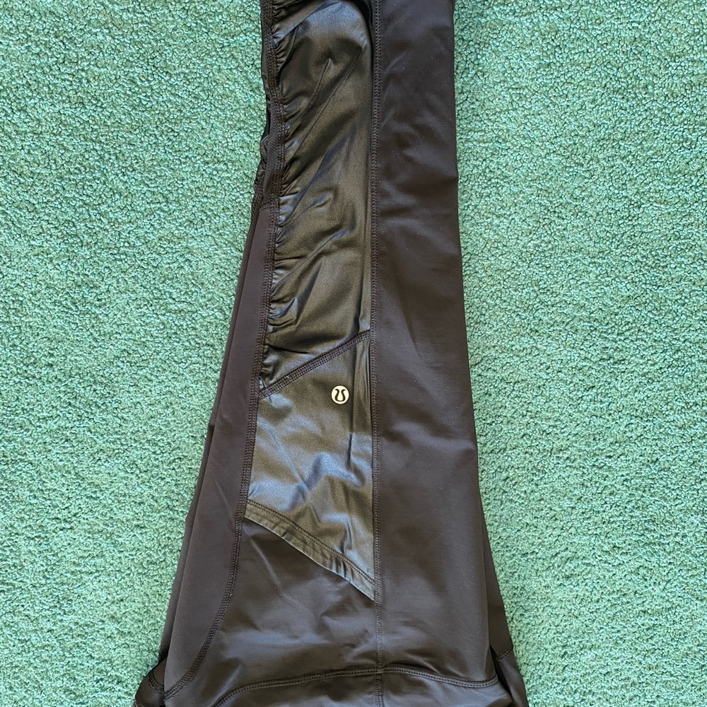 Lululemon Capri dark gray with black shiny pockets